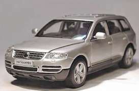Volkswagen  - 2004 silver - 1:24 - Welly - 22452s - welly22452s | Toms Modelautos