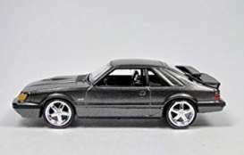 Ford  - Mustang SVO 1984 red - 1:64 - Auto World - 64011 - AW64011H | Toms Modelautos