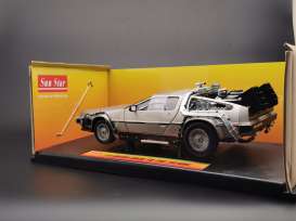 Delorean  - Back to the Future I 1983 stainless steel - 1:18 - SunStar - 2711 - sun2711 | Toms Modelautos